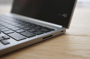 google chromebook pixel 2015 right side
